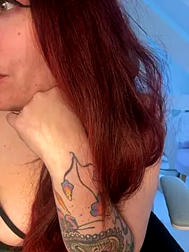 Snapshot of LunaMoongirl chatting on 10-23-25, 04:17 LunaMoongirl online show from 10-23-25, 04:17