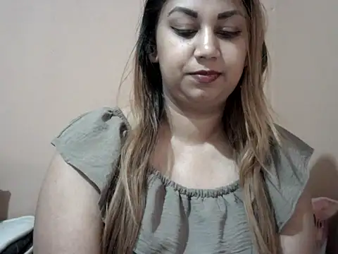 Snapshot of bellachow10 chatting on 12-17-25, 11:38 bellachow10 online show from 12-17-25, 11:38