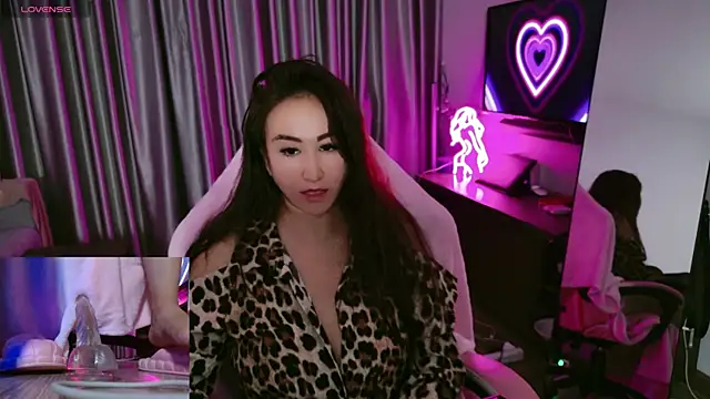 Snapshot of AsianQueens chatting on 10-31-25, 03:57 AsianQueens online show from 10-31-25, 03:57