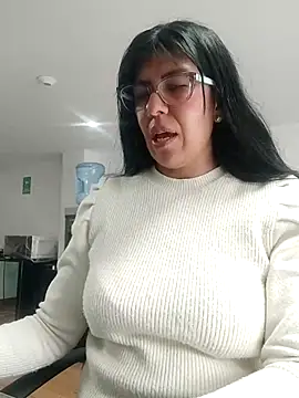 aisha latina online show from 10-14-25, 02:07