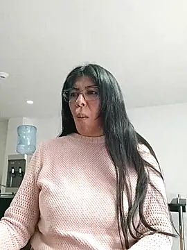 aisha latina online show from 10-28-25, 03:36