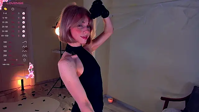 Snapshot of Arielle__03 chatting on 10-31-25, 01:39 Arielle 03 online show from 10-31-25, 01:39