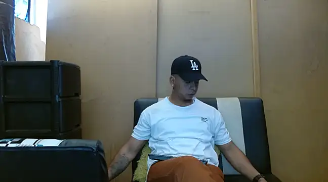 Snapshot of Black_hot266 chatting on 12-10-24, 01:33 Black hot266 online show from 12-10-24, 01:33