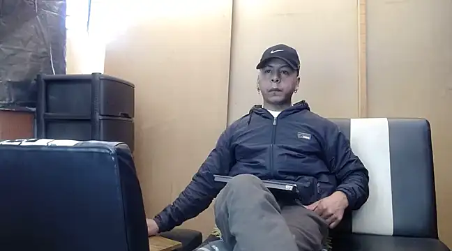 Snapshot of Black_hot266 chatting on 12-12-24, 01:39 Black hot266 online show from 12-12-24, 01:39