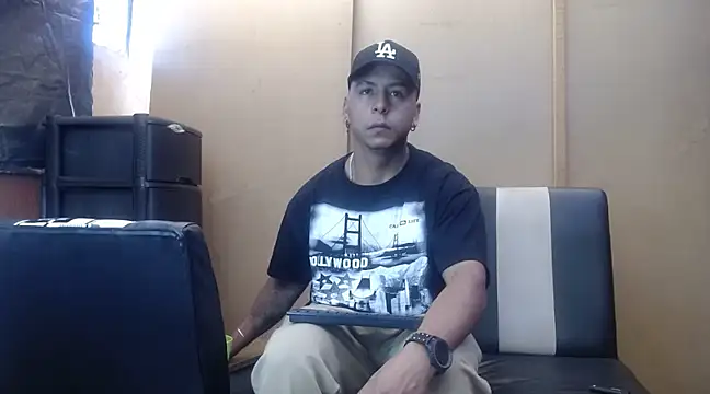 Snapshot of Black_hot266 chatting on 12-13-24, 01:33 Black hot266 online show from 12-13-24, 01:33