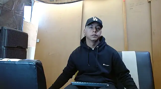 Snapshot of Black_hot266 chatting on 12-21-24, 01:42 Black hot266 online show from 12-21-24, 01:42