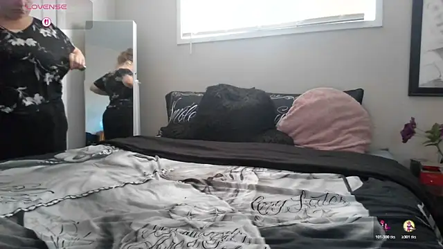 julimonroe online show from 10-19-25, 04:07