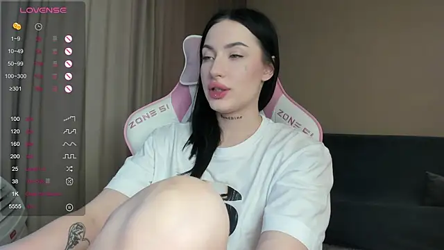 JenniferQueen11 online show from 01-19-25, 09:22