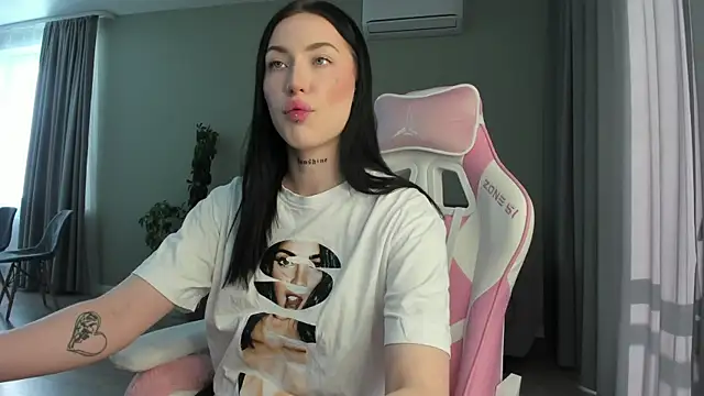 JenniferQueen11 online show from 02-19-25, 08:22