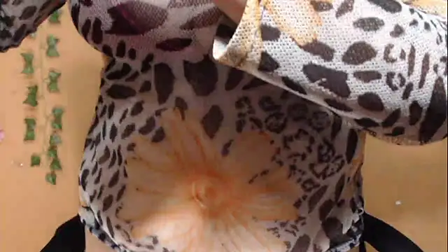 Snapshot of Hellensextits chatting on 01-11-25, 10:29 Hellensextits online show from 01-11-25, 10:29