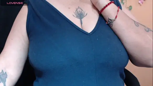 Snapshot of Hellensextits chatting on 02-28-25, 05:15 Hellensextits online show from 02-28-25, 05:15