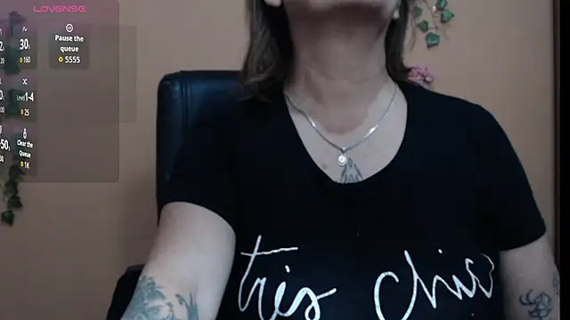 Snapshot of Hellensextits chatting on 09-30-25, 03:44 Hellensextits online show from 09-30-25, 03:44