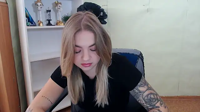CrazyGloria online show from 09-25-25, 05:55