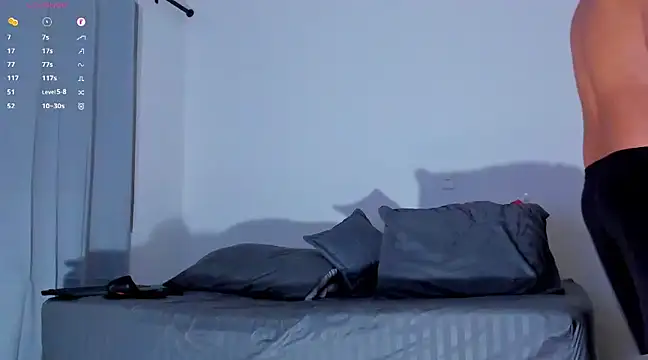 Snapshot of Cloudy_pigDude chatting on 12-31-24, 05:44 Cloudy pigDude online show from 12-31-24, 05:44