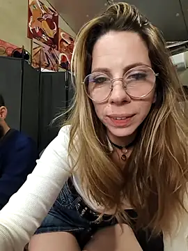 Snapshot of OnnaaH chatting on 11-19-25, 02:17 OnnaaH online show from 11-19-25, 02:17