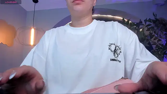 Snapshot of MartinnaBonnet chatting on 02-07-25, 10:29 MartinnaBonnet online show from 02-07-25, 10:29