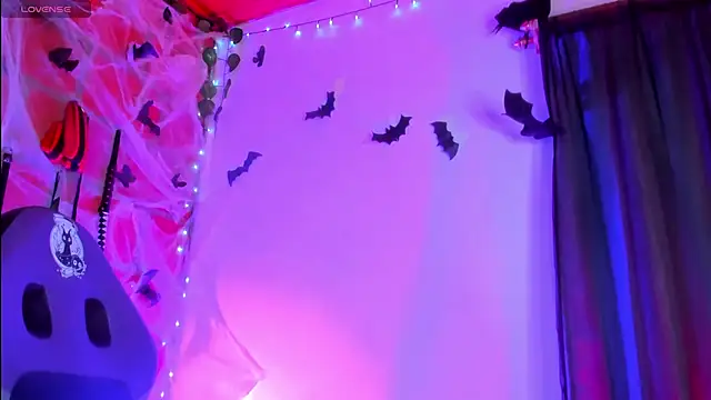 Snapshot of EmmaRusso chatting on 11-21-25, 12:32 EmmaRusso online show from 11-21-25, 12:32