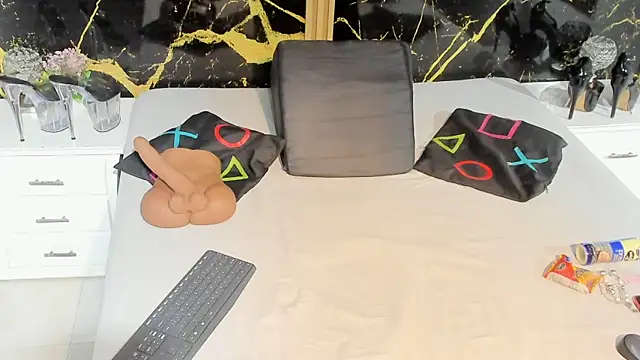 NahomyOwen online show from 10-20-25, 12:16