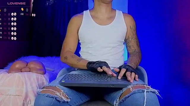 Snapshot of TomLover_12 chatting on 10-08-25, 12:25 TomLover 12 online show from 10-08-25, 12:25