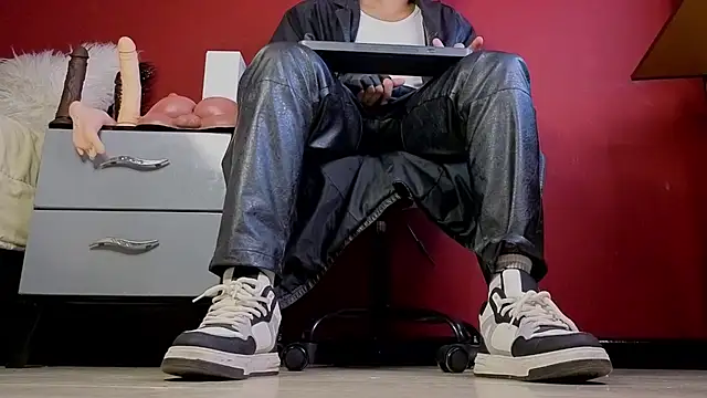 Snapshot of TomLover_12 chatting on 11-07-25, 12:54 TomLover 12 online show from 11-07-25, 12:54