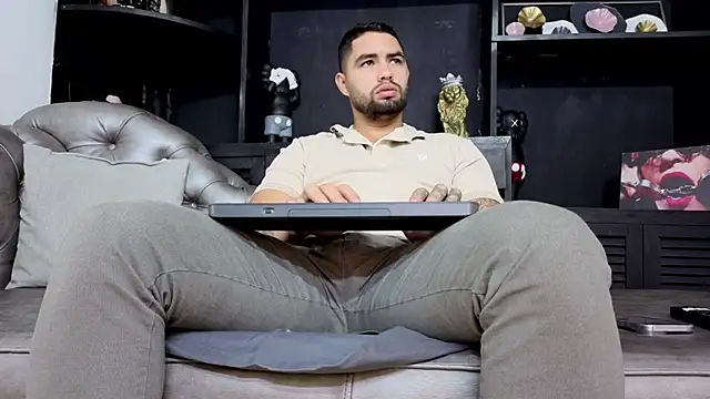 Snapshot of matteosantos chatting on 11-25-25, 11:43 matteosantos online show from 11-25-25, 11:43