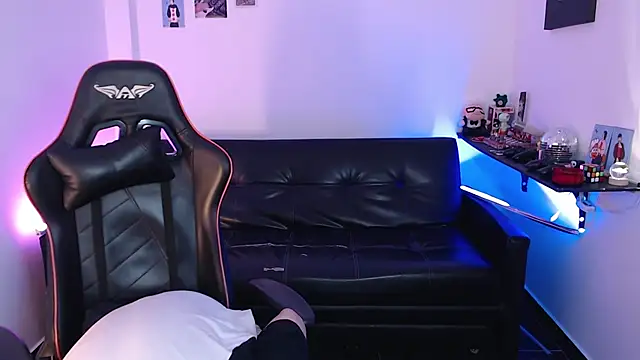 Snapshot of malik_harrison__ chatting on 12-16-24, 02:49 malik harrison   online show from 12-16-24, 02:49