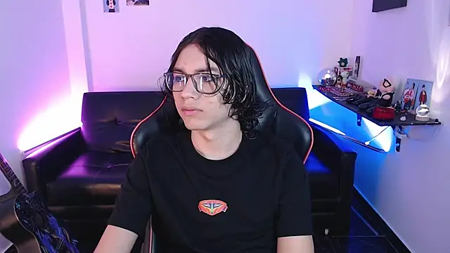 Snapshot of malik_harrison__ chatting on 12-26-24, 03:10 malik harrison   online show from 12-26-24, 03:10