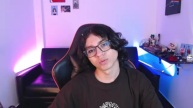 Snapshot of malik_harrison__ chatting on 01-01-25, 07:53 malik harrison   online show from 01-01-25, 07:53