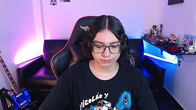 Snapshot of malik_harrison__ chatting on 01-04-25, 03:17 malik harrison   online show from 01-04-25, 03:17