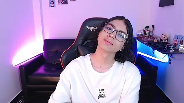 Snapshot of malik_harrison__ chatting on 01-20-25, 02:14 malik harrison   online show from 01-20-25, 02:14