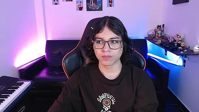 Snapshot of malik_harrison__ chatting on 02-14-25, 03:26 malik harrison   online show from 02-14-25, 03:26