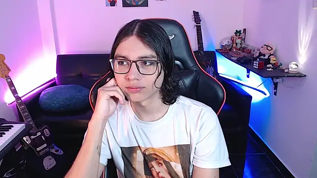 Snapshot of malik_harrison__ chatting on 03-10-25, 02:48 malik harrison   online show from 03-10-25, 02:48