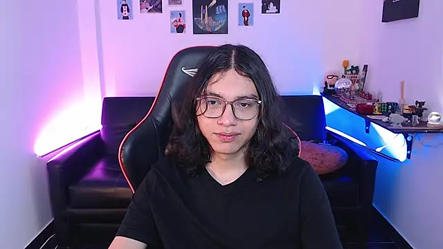 Snapshot of malik_harrison__ chatting on 09-19-25, 04:07 malik harrison   online show from 09-19-25, 04:07