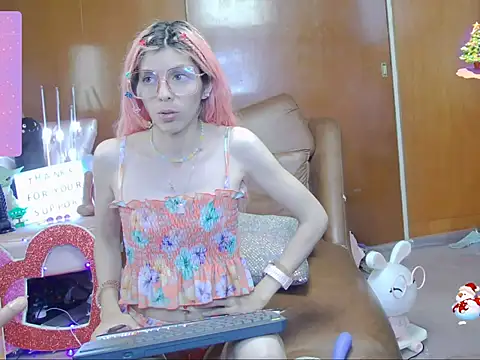 Snapshot of Skinygirl chatting on 10-18-25, 12:35 Skinygirl online show from 10-18-25, 12:35