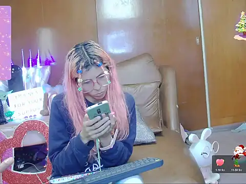 Snapshot of Skinygirl chatting on 10-19-25, 02:01 Skinygirl online show from 10-19-25, 02:01