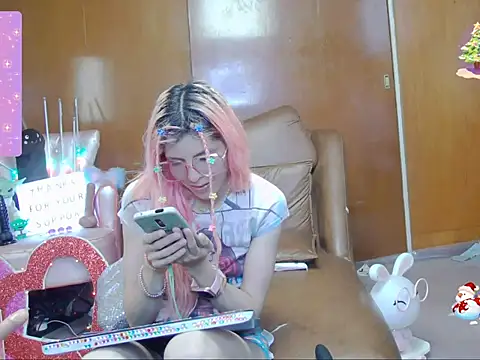 Snapshot of Skinygirl chatting on 10-21-25, 01:06 Skinygirl online show from 10-21-25, 01:06