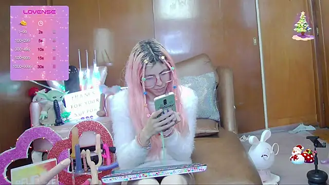 Snapshot of Skinygirl chatting on 10-21-25, 11:05 Skinygirl online show from 10-21-25, 11:05