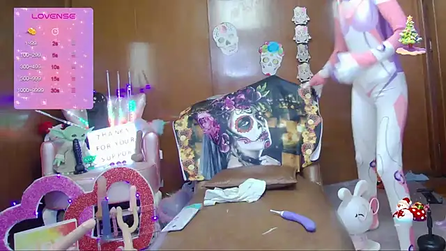 Snapshot of Skinygirl chatting on 10-28-25, 12:25 Skinygirl online show from 10-28-25, 12:25