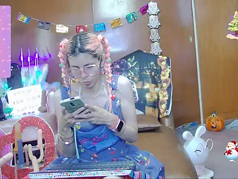 Snapshot of Skinygirl chatting on 10-28-25, 11:07 Skinygirl online show from 10-28-25, 11:07