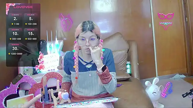 Snapshot of Skinygirl chatting on 11-05-25, 10:10 Skinygirl online show from 11-05-25, 10:10