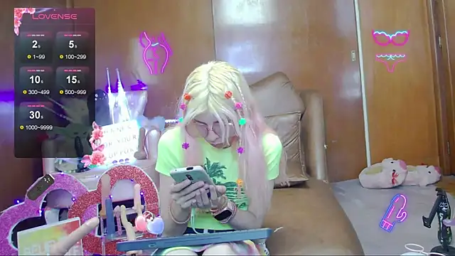 Snapshot of Skinygirl chatting on 11-12-25, 11:58 Skinygirl online show from 11-12-25, 11:58