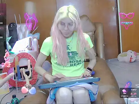 Snapshot of Skinygirl chatting on 11-17-25, 11:43 Skinygirl online show from 11-17-25, 11:43