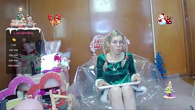 Snapshot of Skinygirl chatting on 12-13-25, 10:48 Skinygirl online show from 12-13-25, 10:48