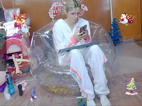 Snapshot of Skinygirl chatting on 12-14-25, 05:18 Skinygirl online show from 12-14-25, 05:18