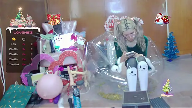 Snapshot of Skinygirl chatting on 12-17-25, 09:21 Skinygirl online show from 12-17-25, 09:21