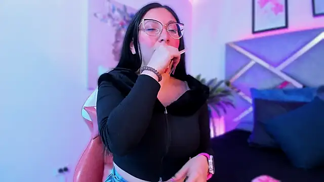 Snapshot of lucy_neil chatting on 10-31-25, 02:34 lucy neil online show from 10-31-25, 02:34