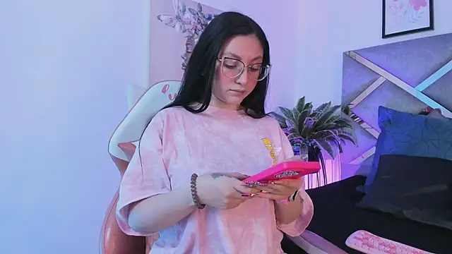 Snapshot of lucy_neil chatting on 11-04-25, 02:32 lucy neil online show from 11-04-25, 02:32