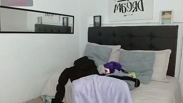 vaness weet online show from 10-28-25, 08:00