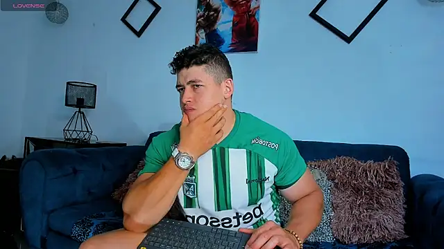 Snapshot of Leonsmoron chatting on 10-10-25, 10:53 Leonsmoron online show from 10-10-25, 10:53