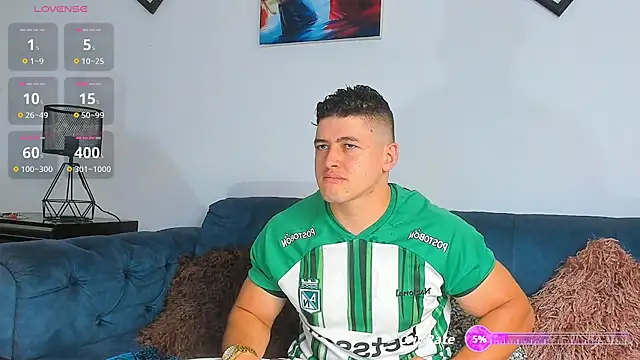 Snapshot of Leonsmoron chatting on 10-30-25, 11:05 Leonsmoron online show from 10-30-25, 11:05